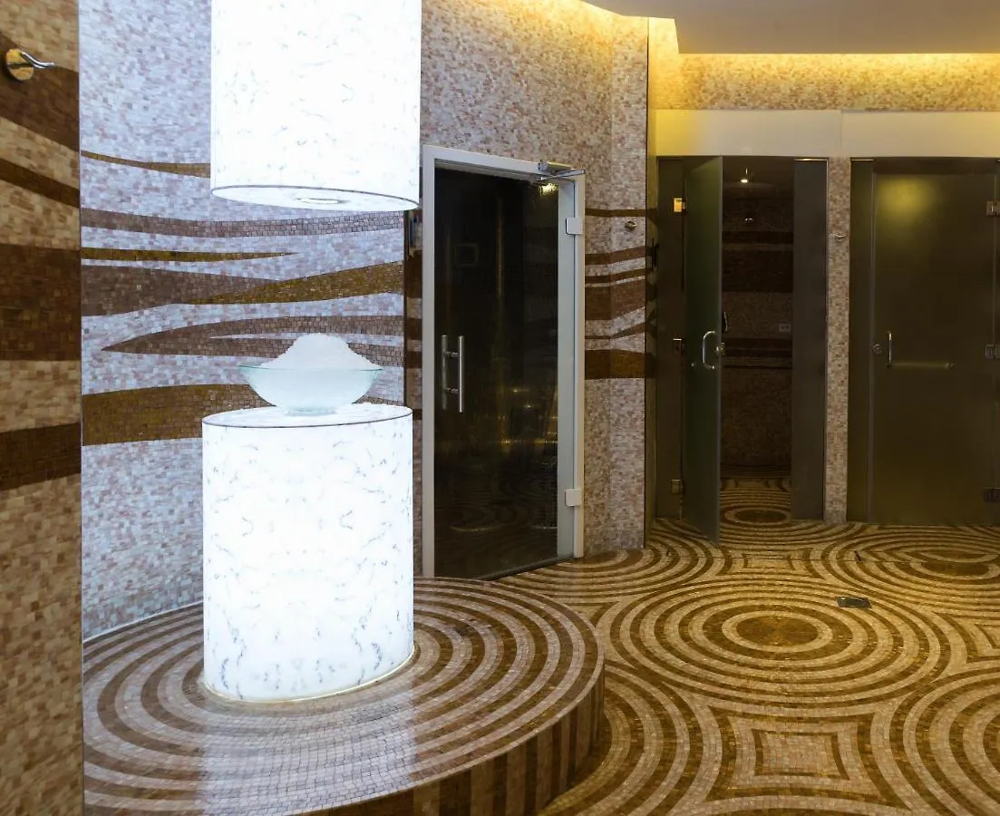 Maison Privee - Luxury Urban Retreat With Burj Khalifa Views Apartment Dubai